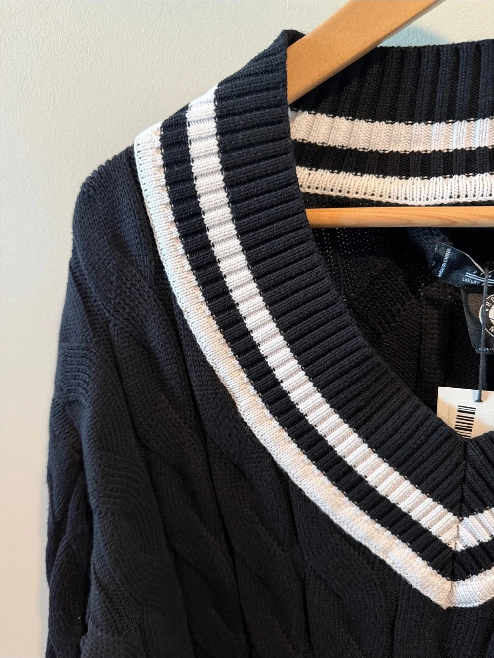 Pro Standard L NBA Brooklyn Nets Black Preppy/Varsity Cable Knit V-Neck Sweater